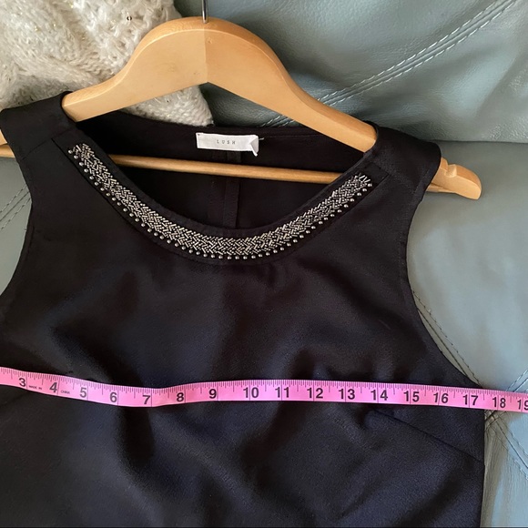 NWOT LUSH Scalloped Hem GUNMETAL Beaded Neckline CROP Sleeveless Blouse TOP M - Picture 4 of 11